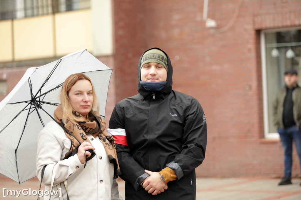 Cześć i chwała bohaterom! Tłum poszedł z flagami