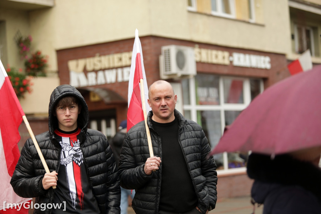 Cześć i chwała bohaterom! Tłum poszedł z flagami