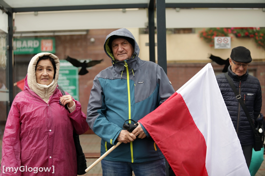 Cześć i chwała bohaterom! Tłum poszedł z flagami