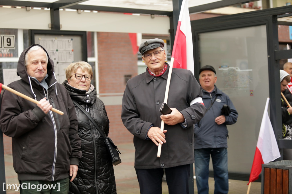 Cześć i chwała bohaterom! Tłum poszedł z flagami