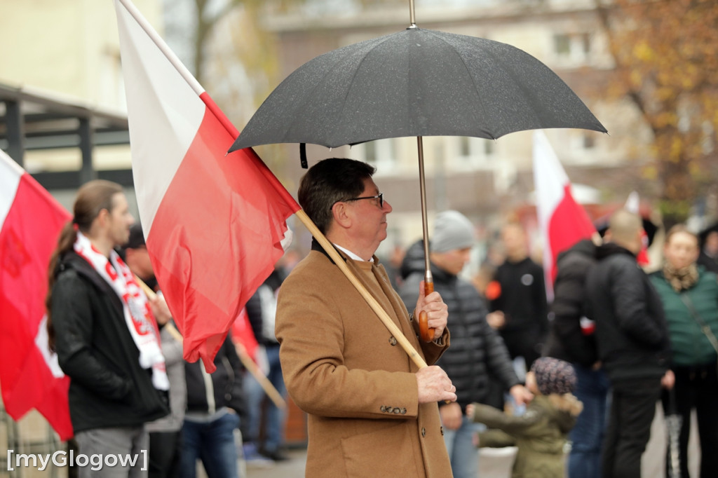 Cześć i chwała bohaterom! Tłum poszedł z flagami