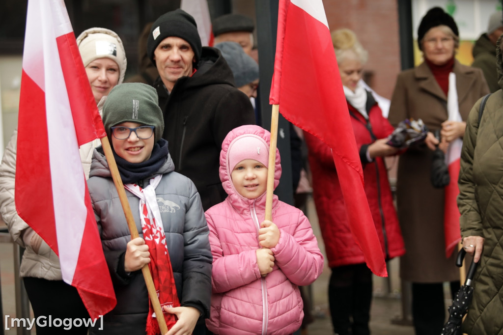 Cześć i chwała bohaterom! Tłum poszedł z flagami