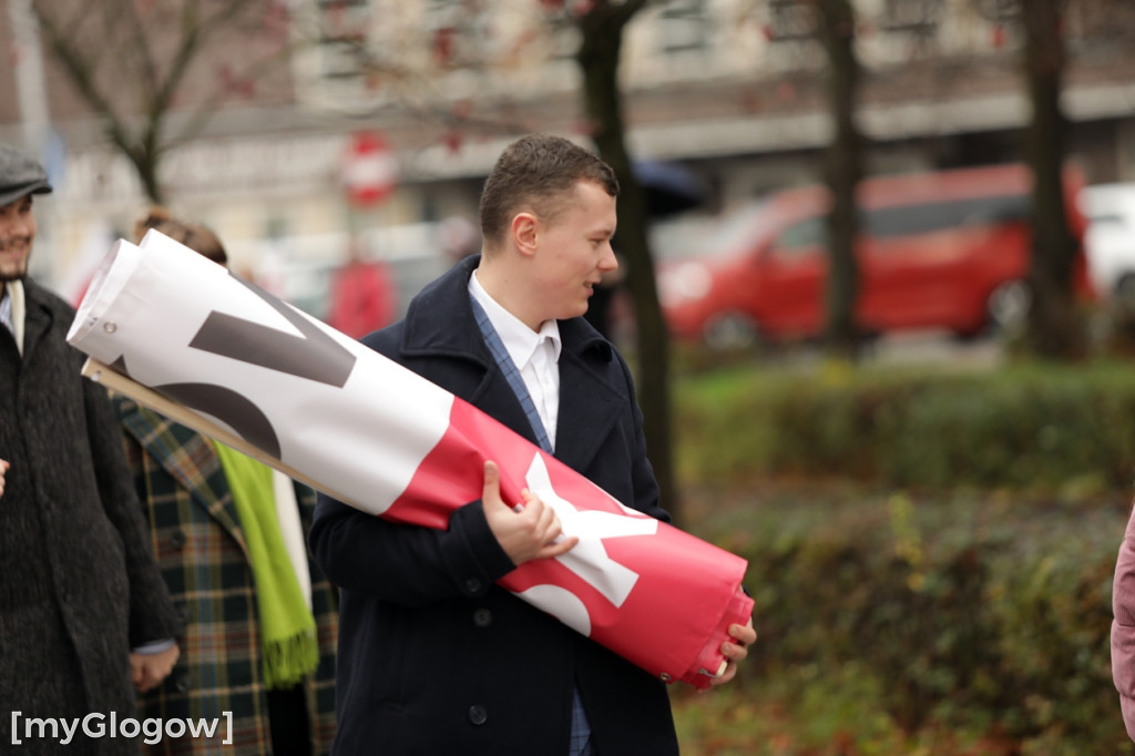 Cześć i chwała bohaterom! Tłum poszedł z flagami