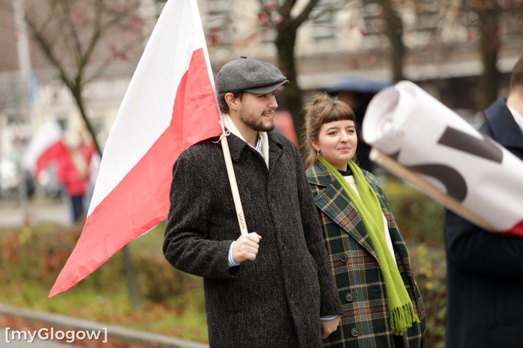 Cześć i chwała bohaterom! Tłum poszedł z flagami