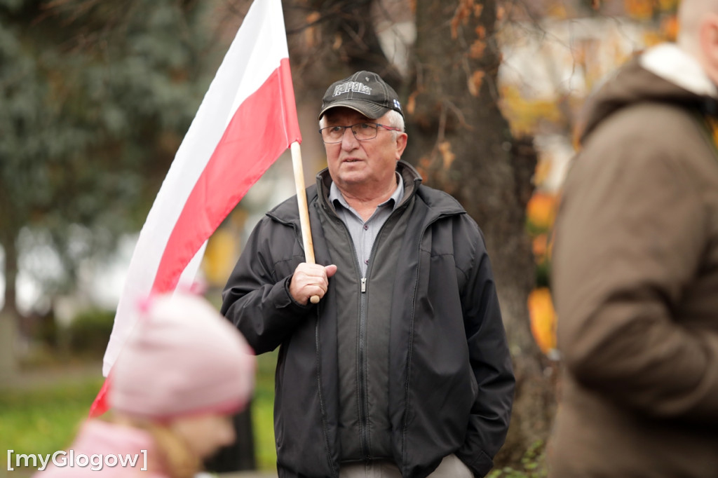 Cześć i chwała bohaterom! Tłum poszedł z flagami