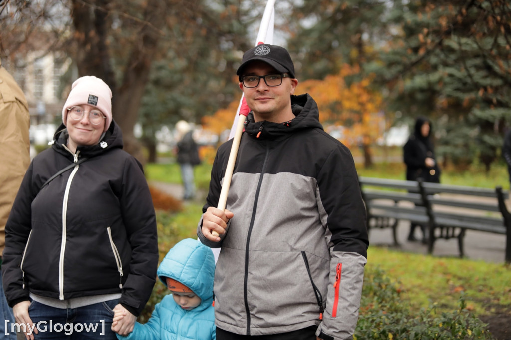 Cześć i chwała bohaterom! Tłum poszedł z flagami