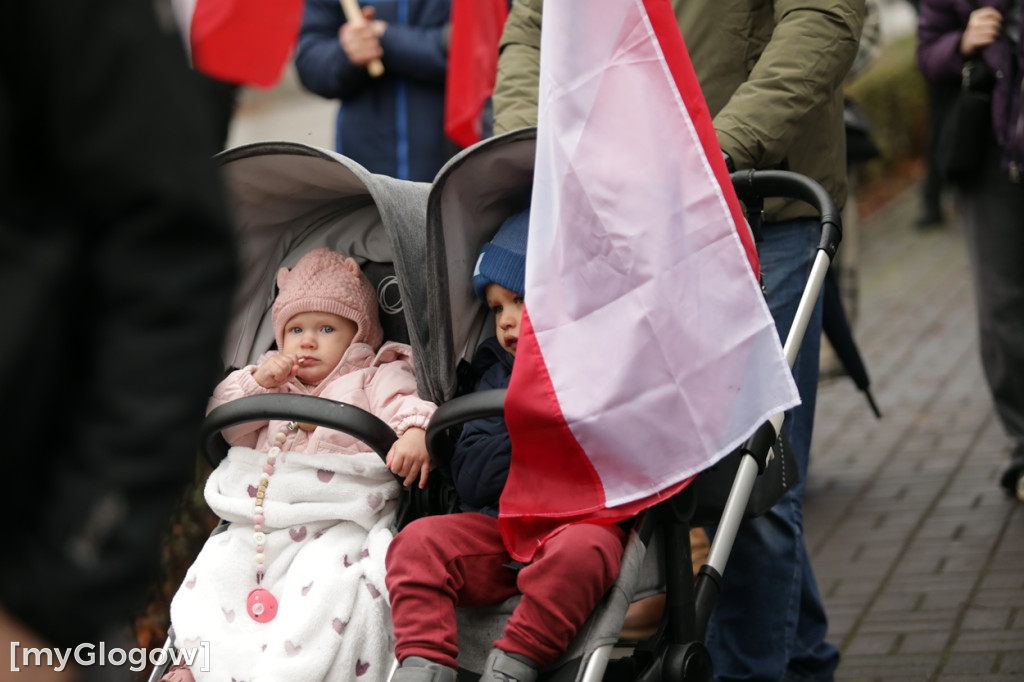 Cześć i chwała bohaterom! Tłum poszedł z flagami