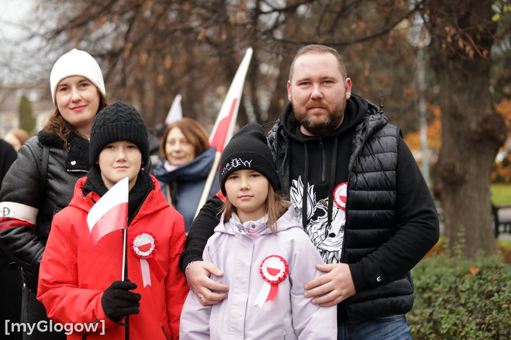 Cześć i chwała bohaterom! Tłum poszedł z flagami