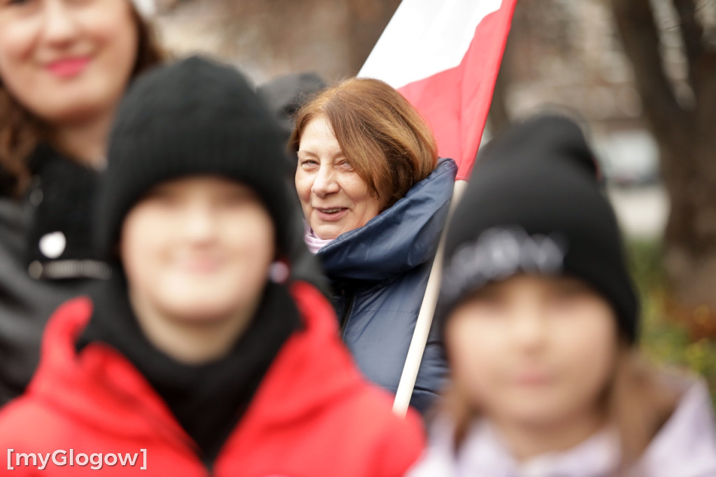 Cześć i chwała bohaterom! Tłum poszedł z flagami
