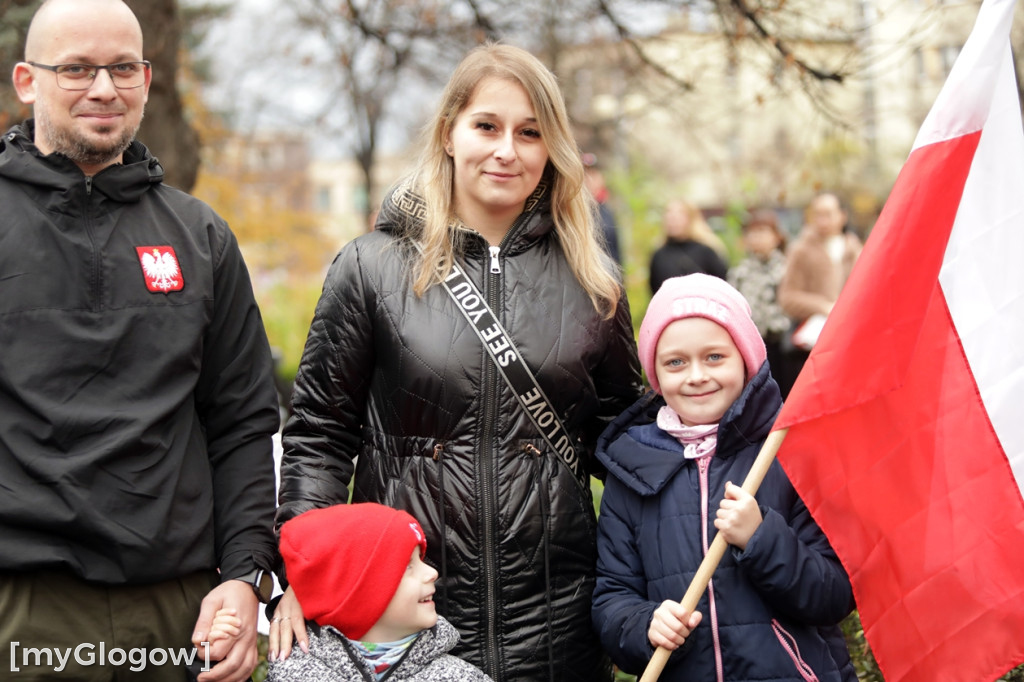 Cześć i chwała bohaterom! Tłum poszedł z flagami