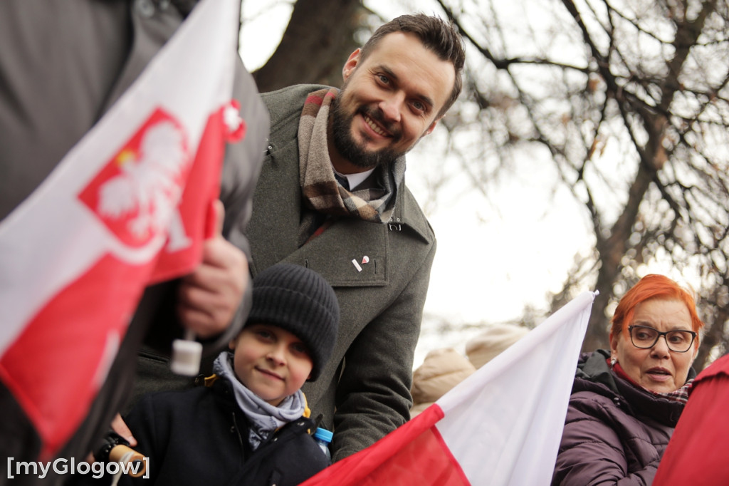 Cześć i chwała bohaterom! Tłum poszedł z flagami