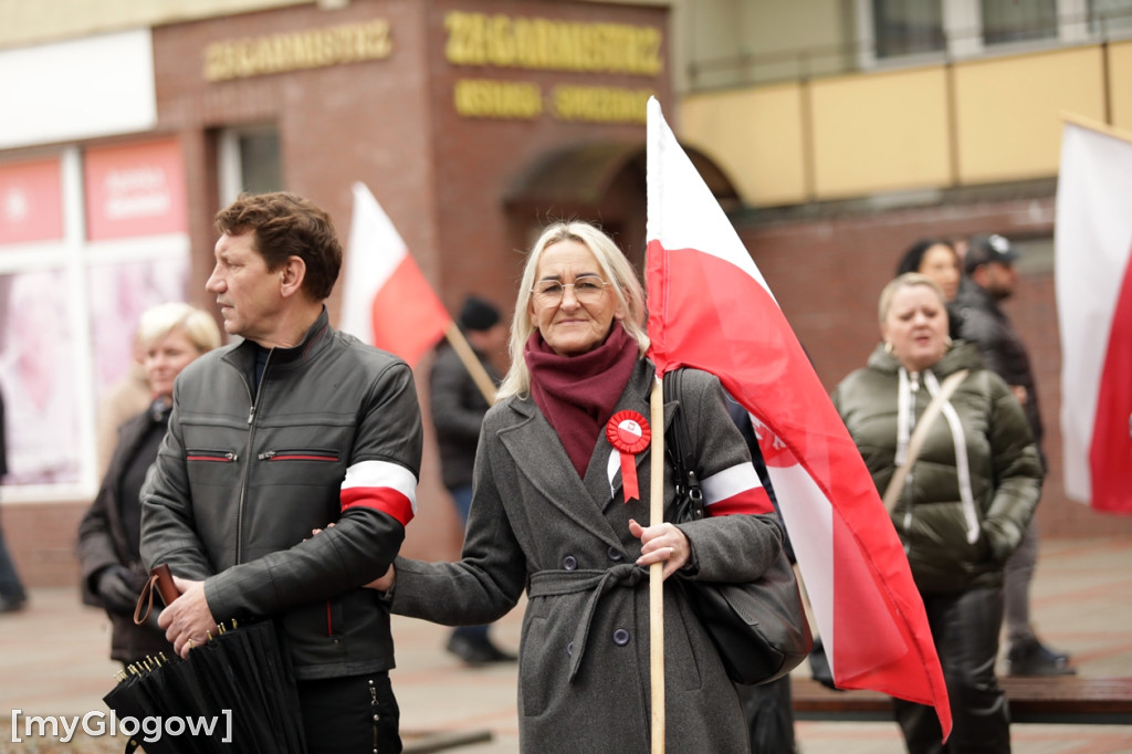 Cześć i chwała bohaterom! Tłum poszedł z flagami
