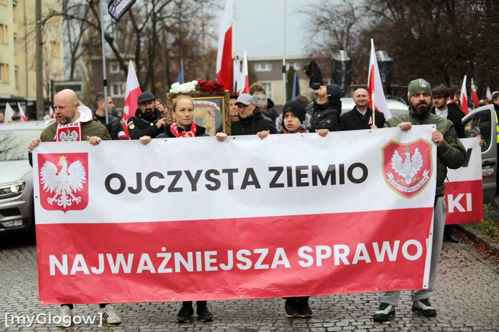 Cześć i chwała bohaterom! Tłum poszedł z flagami