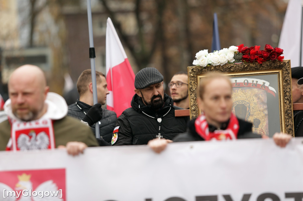 Cześć i chwała bohaterom! Tłum poszedł z flagami