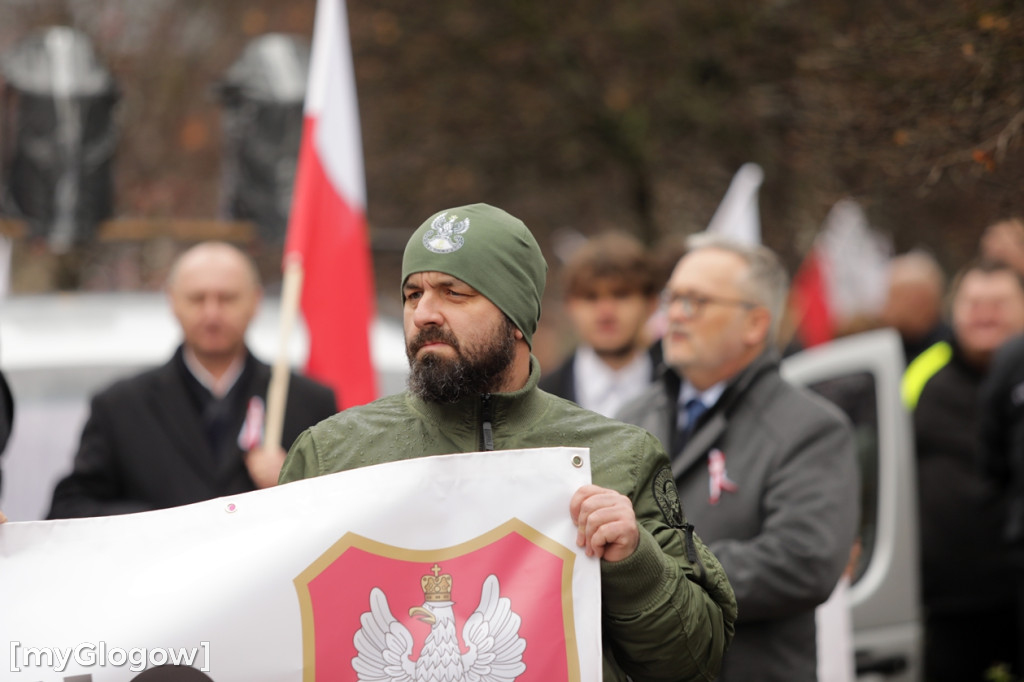 Cześć i chwała bohaterom! Tłum poszedł z flagami