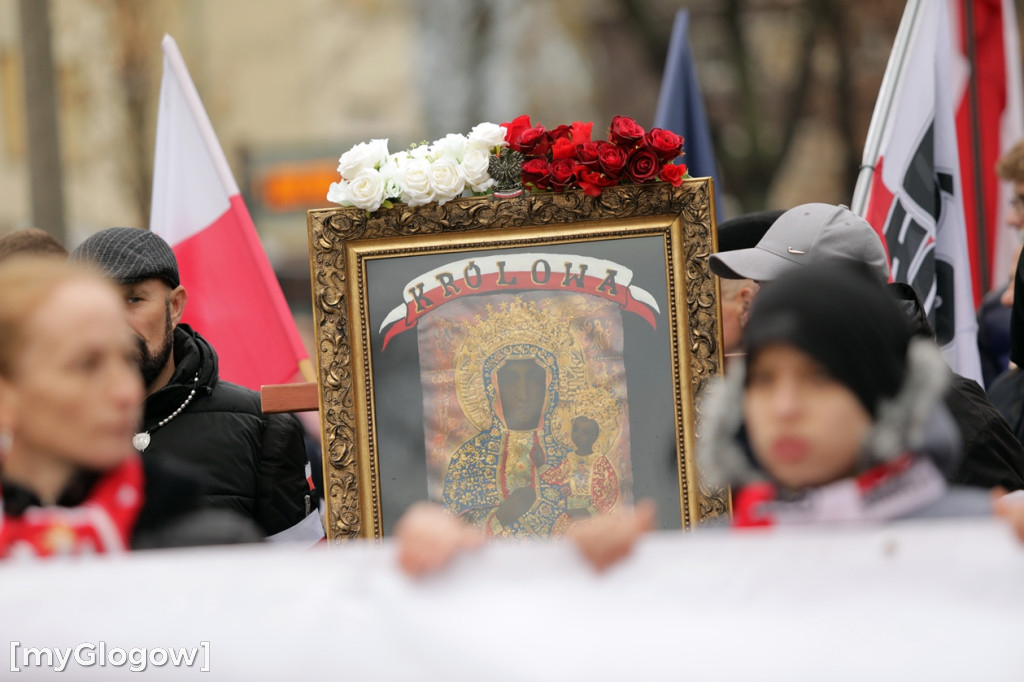 Cześć i chwała bohaterom! Tłum poszedł z flagami