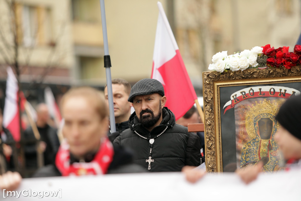 Cześć i chwała bohaterom! Tłum poszedł z flagami