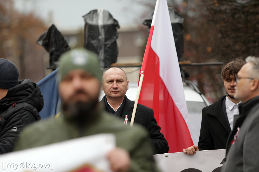 Cześć i chwała bohaterom! Tłum poszedł z flagami