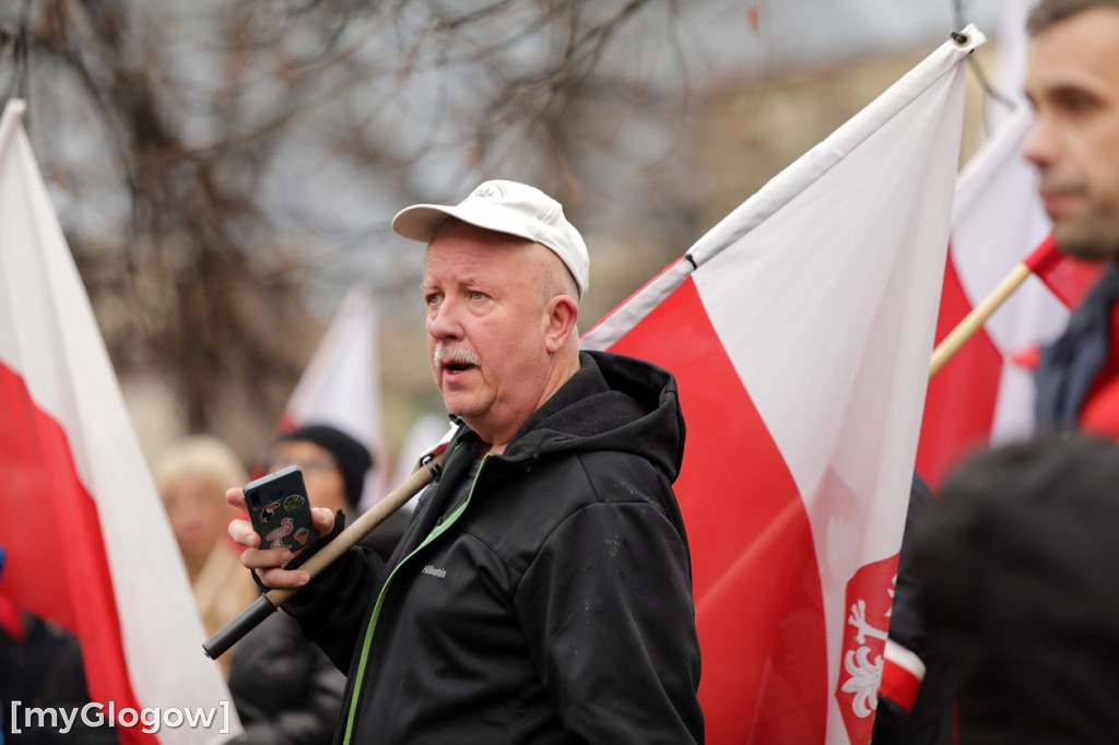 Cześć i chwała bohaterom! Tłum poszedł z flagami