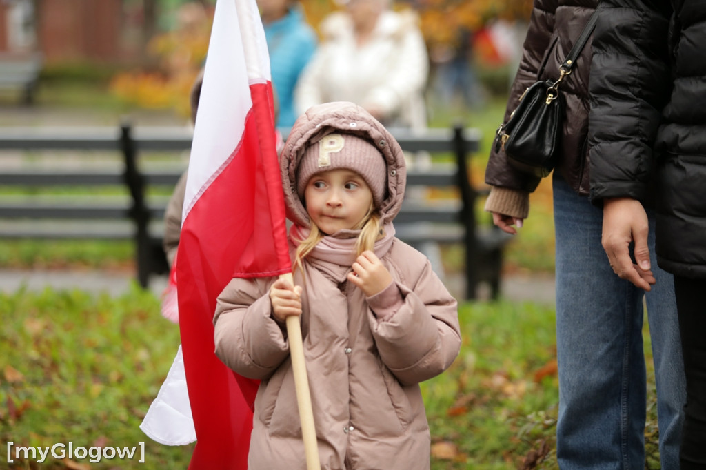 Cześć i chwała bohaterom! Tłum poszedł z flagami