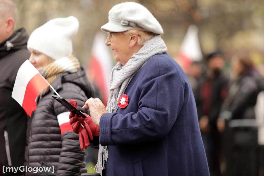 Cześć i chwała bohaterom! Tłum poszedł z flagami