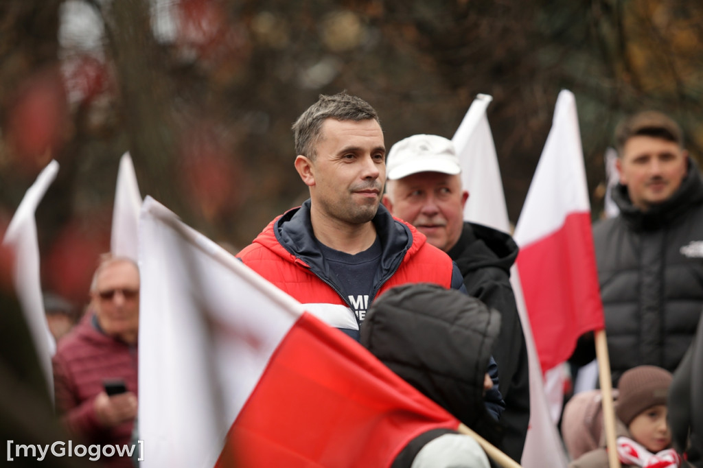 Cześć i chwała bohaterom! Tłum poszedł z flagami