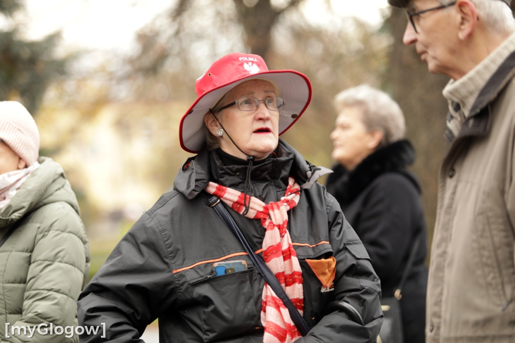 Cześć i chwała bohaterom! Tłum poszedł z flagami