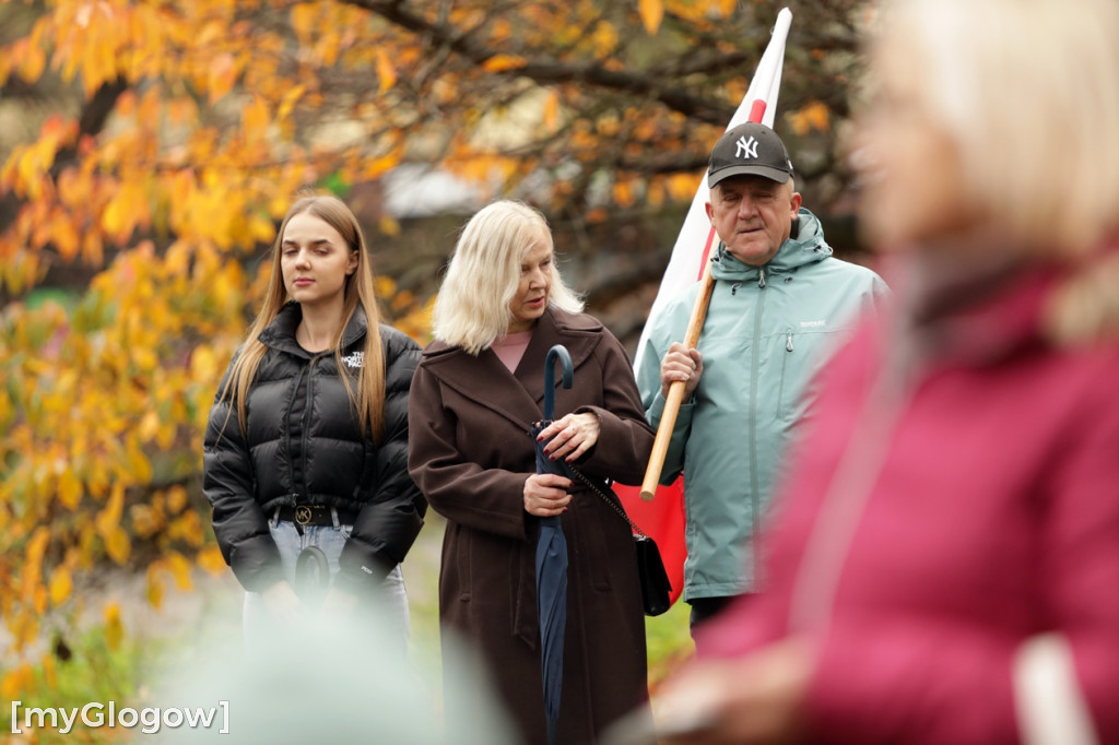 Cześć i chwała bohaterom! Tłum poszedł z flagami