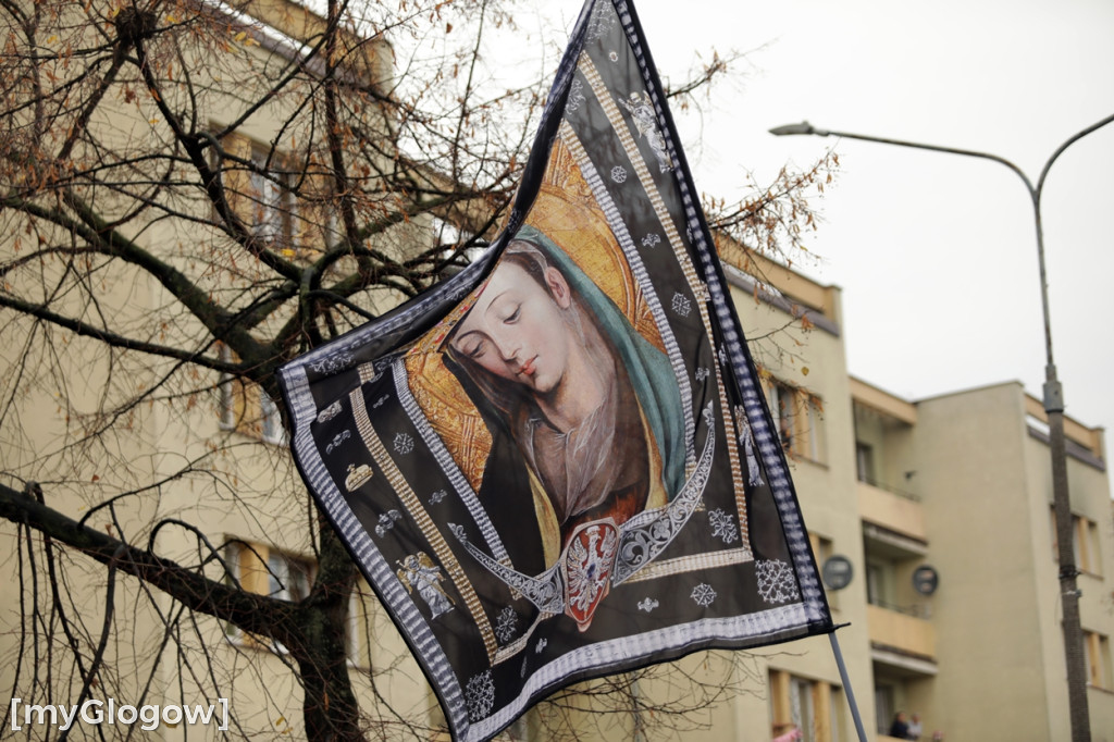 Cześć i chwała bohaterom! Tłum poszedł z flagami