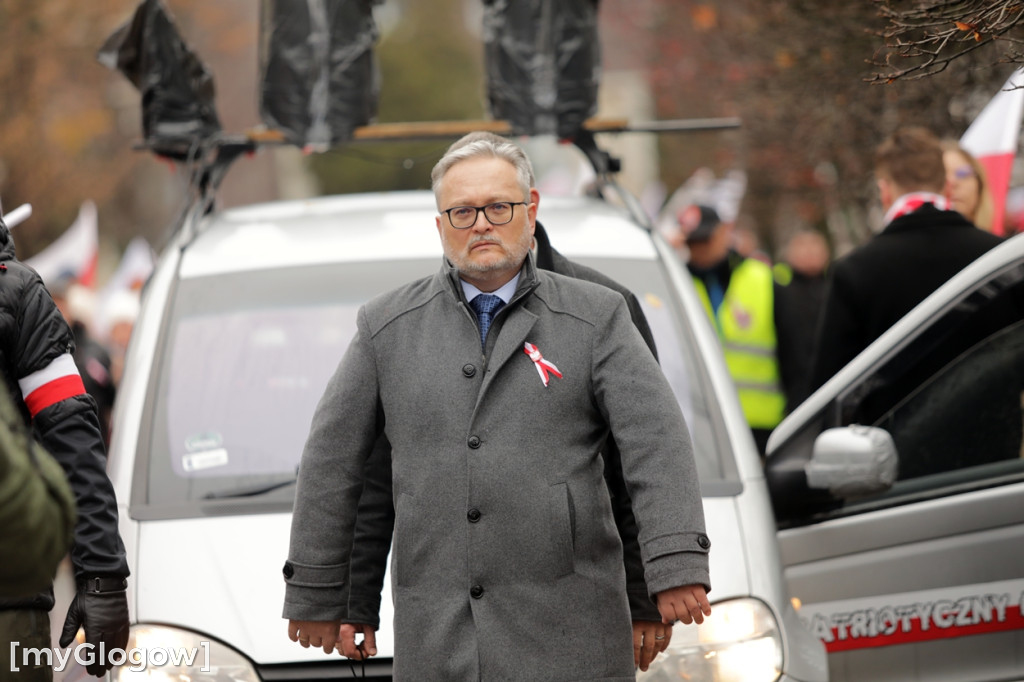 Cześć i chwała bohaterom! Tłum poszedł z flagami