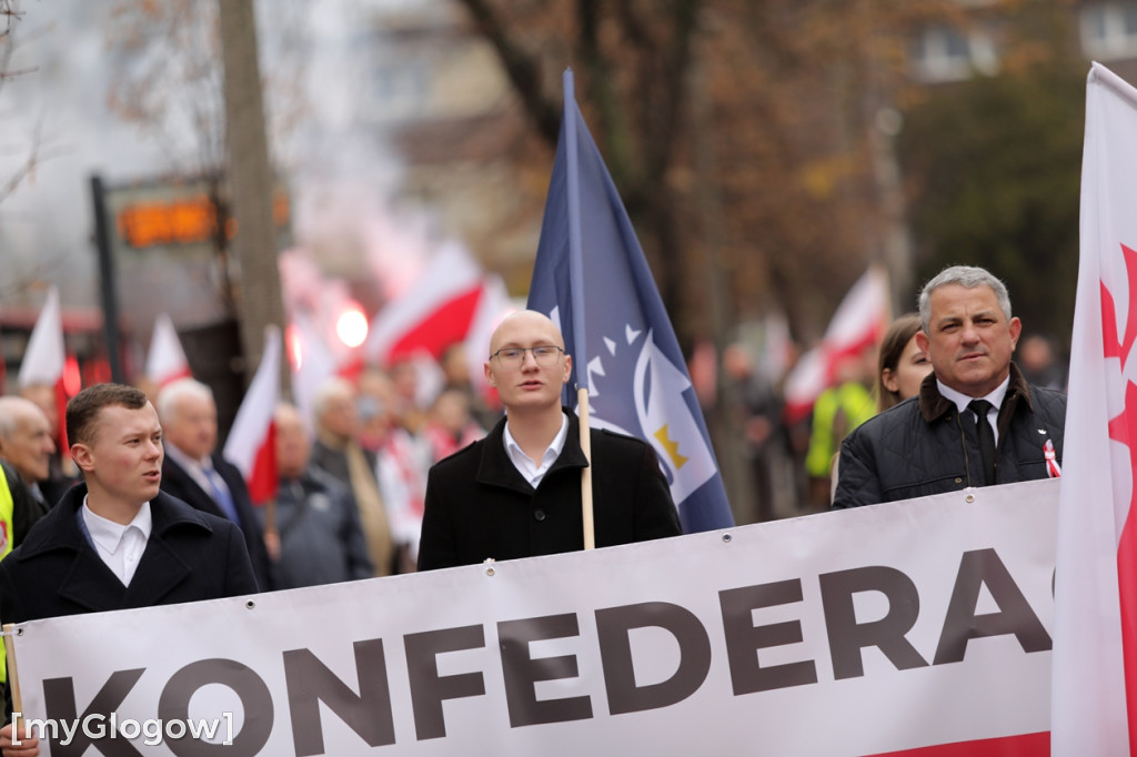 Cześć i chwała bohaterom! Tłum poszedł z flagami