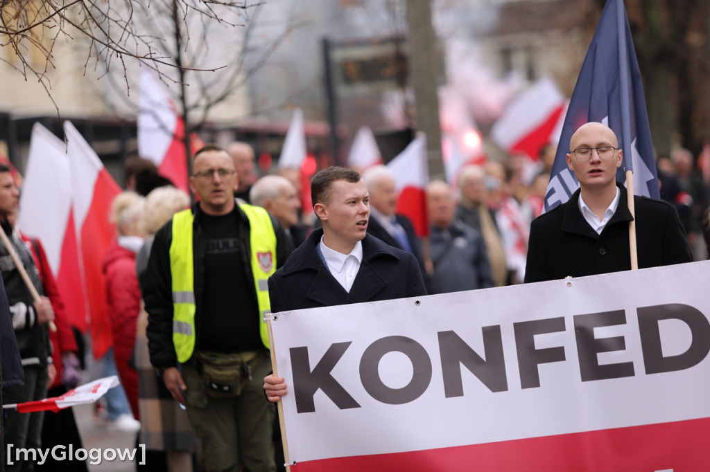 Cześć i chwała bohaterom! Tłum poszedł z flagami