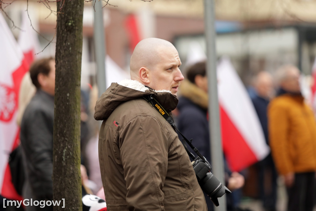 Cześć i chwała bohaterom! Tłum poszedł z flagami