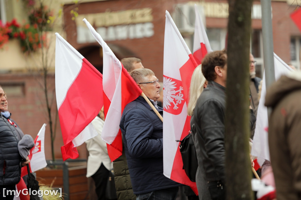 Cześć i chwała bohaterom! Tłum poszedł z flagami