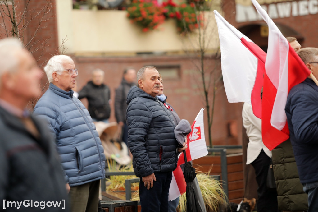 Cześć i chwała bohaterom! Tłum poszedł z flagami