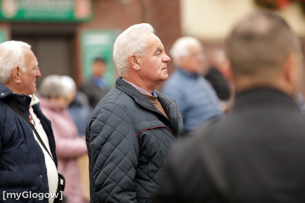 Cześć i chwała bohaterom! Tłum poszedł z flagami