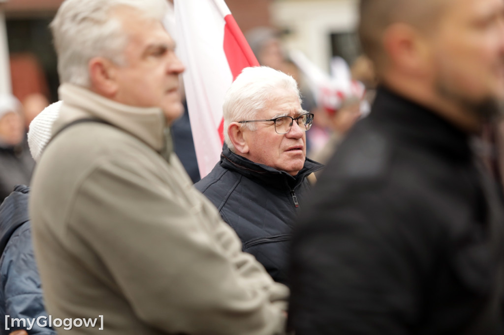 Cześć i chwała bohaterom! Tłum poszedł z flagami