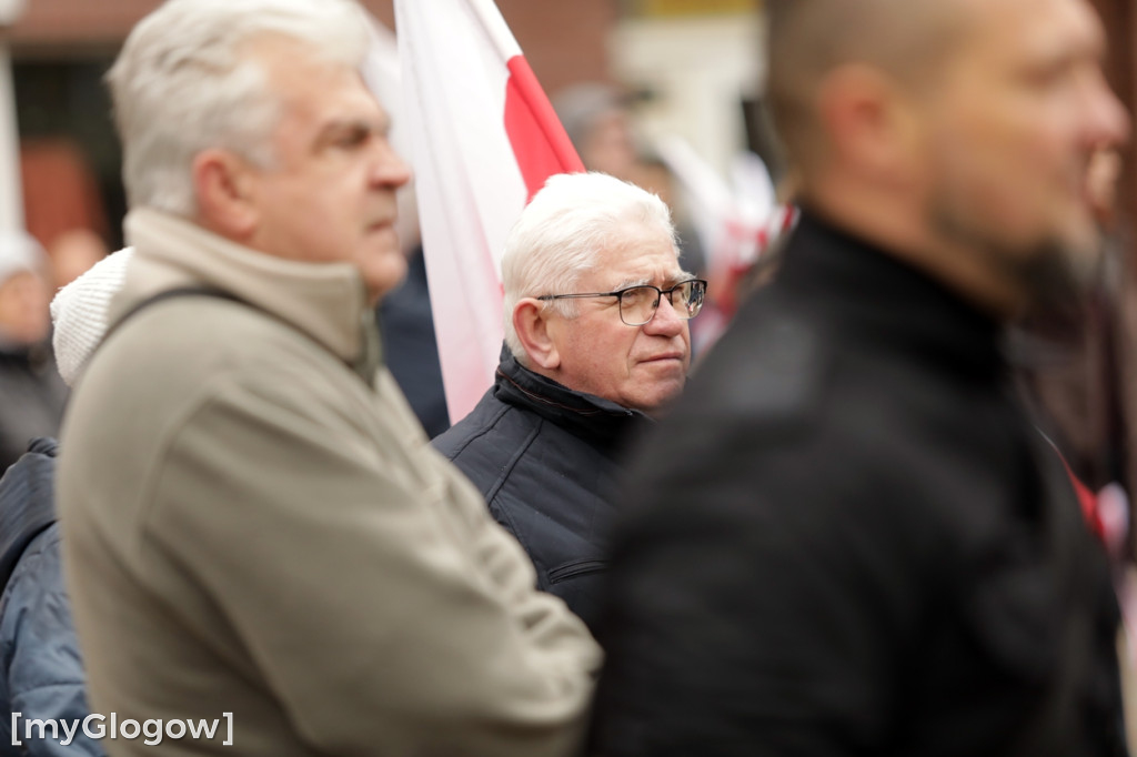 Cześć i chwała bohaterom! Tłum poszedł z flagami