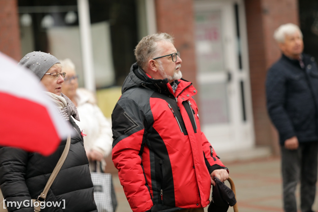 Cześć i chwała bohaterom! Tłum poszedł z flagami