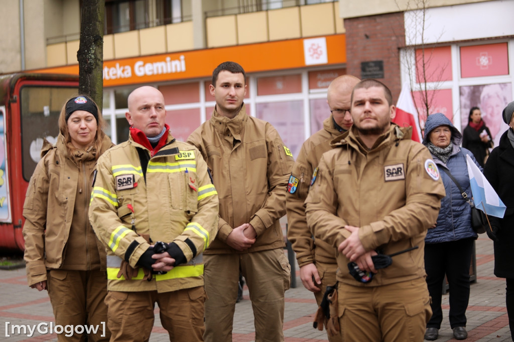 Cześć i chwała bohaterom! Tłum poszedł z flagami