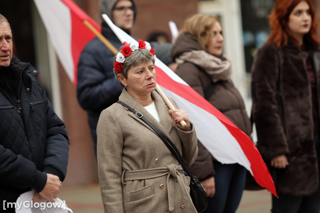 Cześć i chwała bohaterom! Tłum poszedł z flagami
