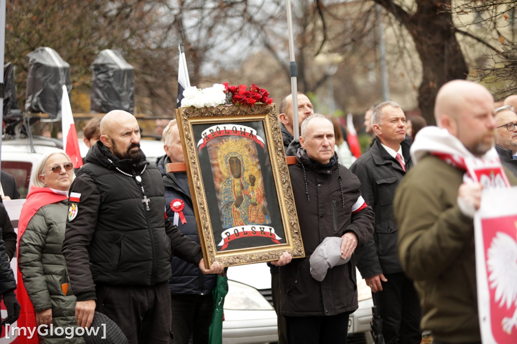 Cześć i chwała bohaterom! Tłum poszedł z flagami