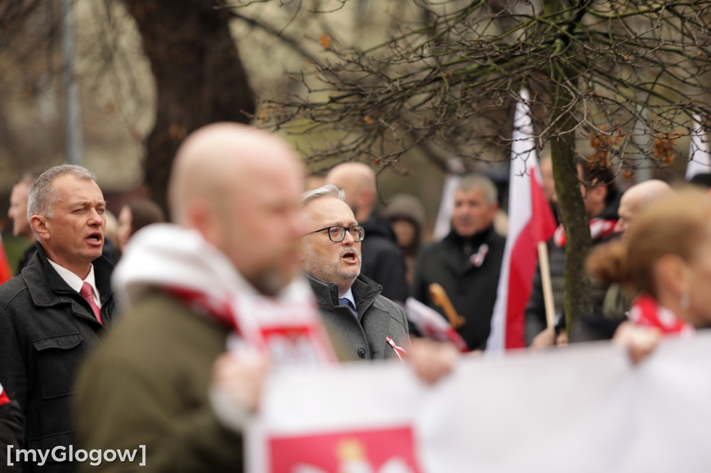 Cześć i chwała bohaterom! Tłum poszedł z flagami