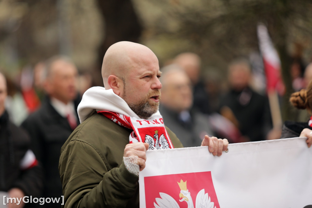 Cześć i chwała bohaterom! Tłum poszedł z flagami