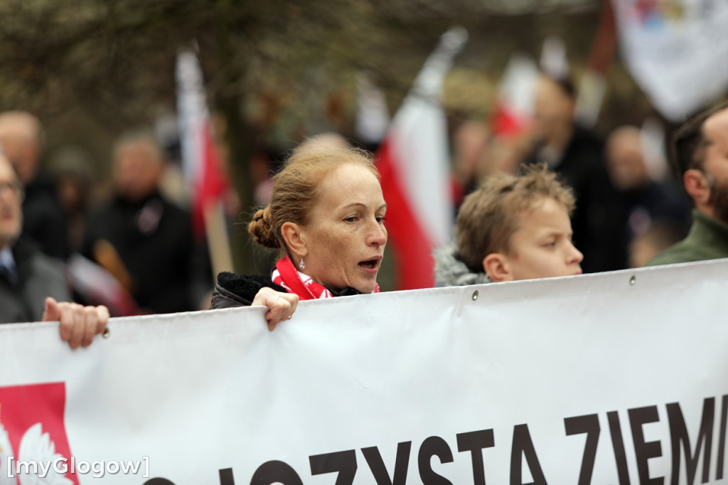 Cześć i chwała bohaterom! Tłum poszedł z flagami