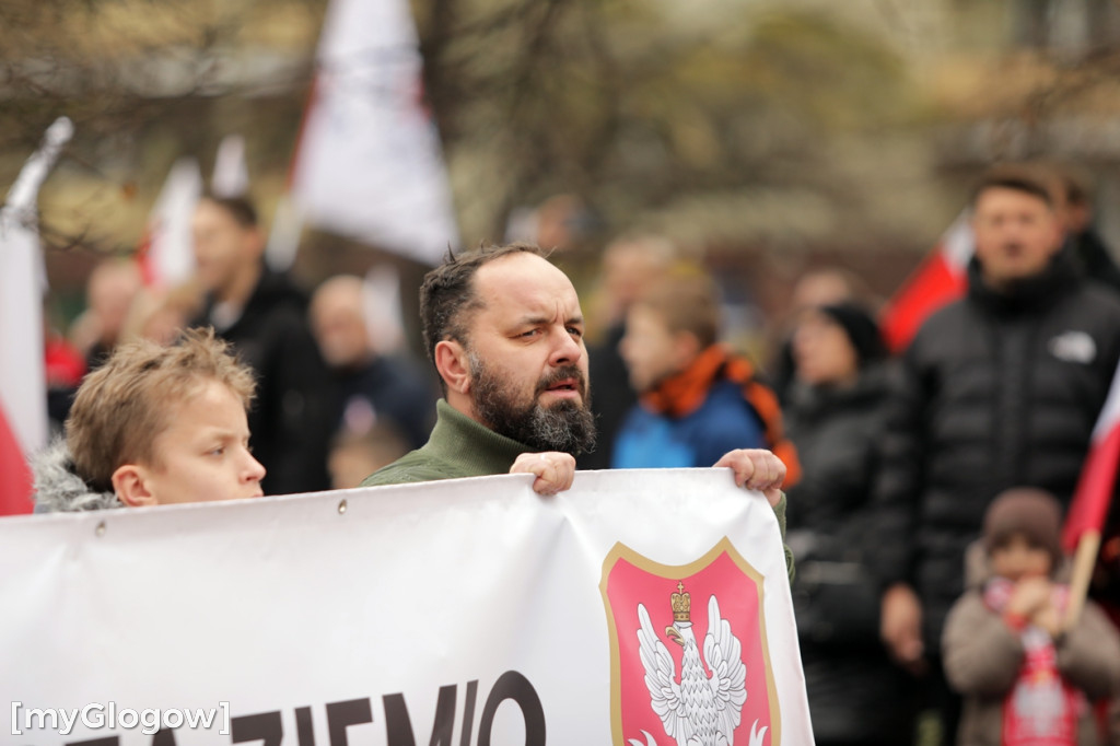 Cześć i chwała bohaterom! Tłum poszedł z flagami