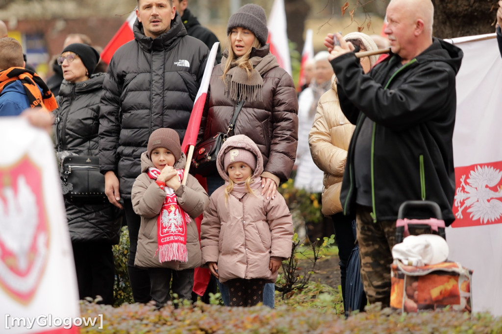 Cześć i chwała bohaterom! Tłum poszedł z flagami