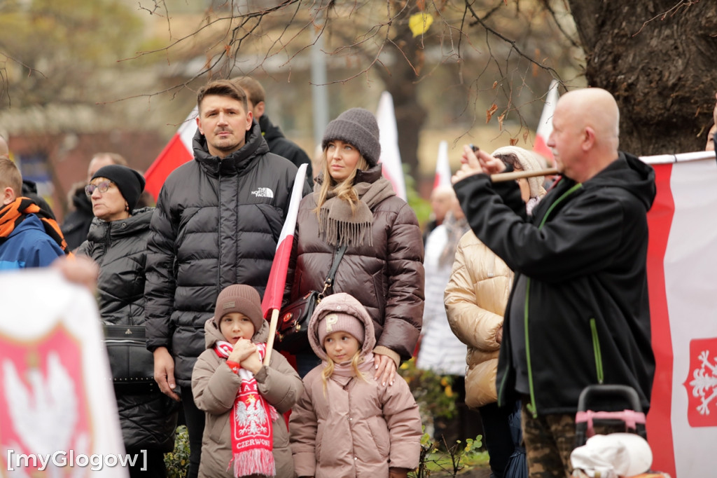 Cześć i chwała bohaterom! Tłum poszedł z flagami
