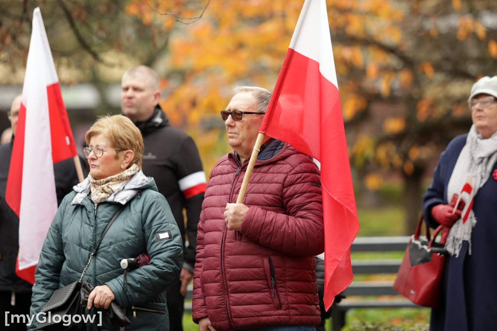 Cześć i chwała bohaterom! Tłum poszedł z flagami
