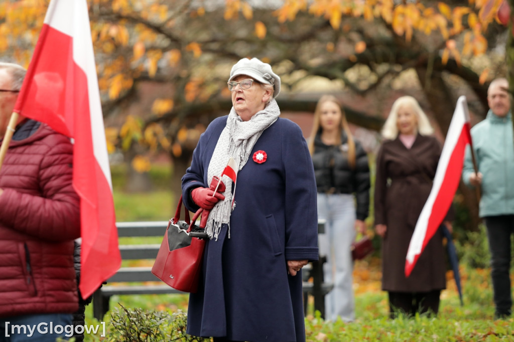 Cześć i chwała bohaterom! Tłum poszedł z flagami